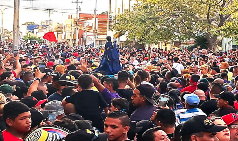 San Benito recorre las calles de Cabimas hacia La Rosa bajo fuerte resguardo de seguridad