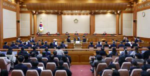 Yoon continúa negándose a declarar mientras autoridades buscan extender su detención