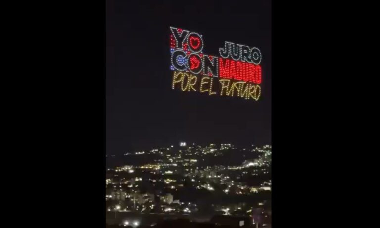 Show de drones en apoyo a Nicolás Maduro ilumina Caracas este 9E