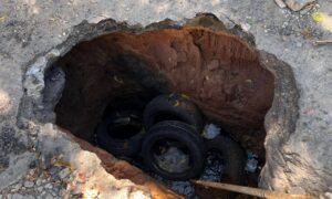 Colapso de colector de aguas servidas en La Coromoto convierte vialidad en un riesgo