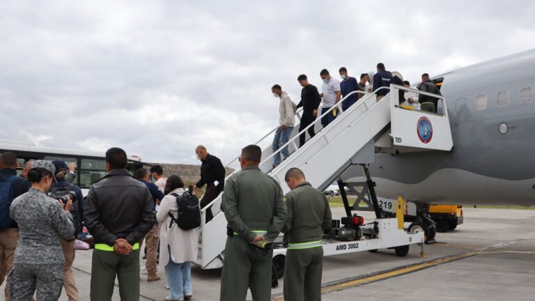 Un tercer avión colombiano con 105 deportados de EE. UU. llega a Bogotá