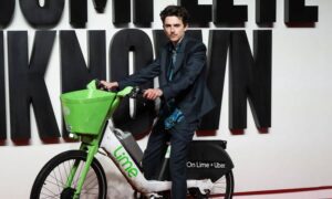 Multan a Chalamet por estacionar bicicleta eléctrica en estreno de su película de Londres