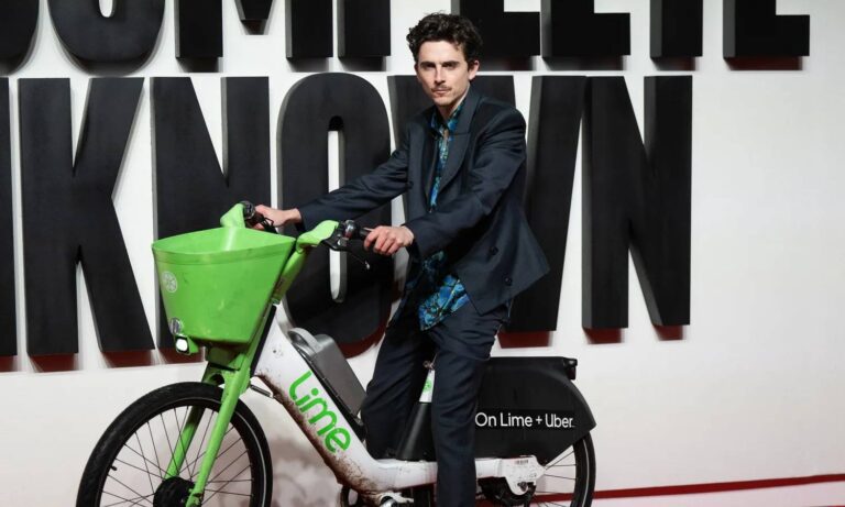 Multan a Chalamet por estacionar bicicleta eléctrica en estreno de su película de Londres