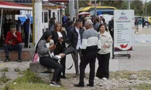 Colombianos y venezolanos van a la embajada de EE. UU. en busca de respuestas sobre visados