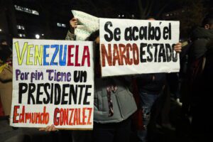 Un centenar de venezolanos pide en París que el Gobierno de Macron sea “firme” con Maduro