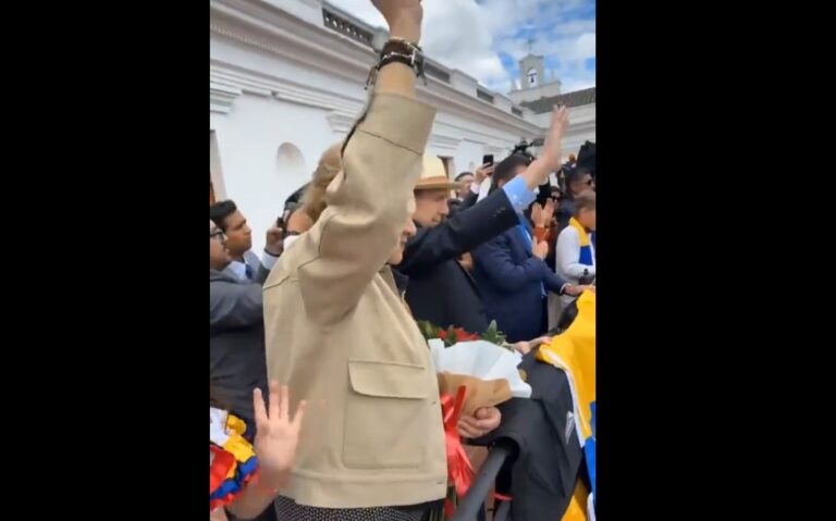 González Urrutia saluda a venezolanos desde el balcón presidencial de Ecuador