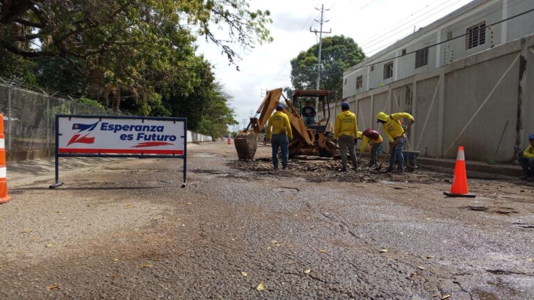 Continúan trabajos de recuperación vial en avenida Arimpia de Machiques de Perijá