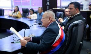 Contralor de Maracaibo exige al alcalde y al presidente del Concejo reconocer a Maduro como presidente
