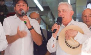 Expresidente Uribe plantea una “coalición democrática” para elecciones de 2026