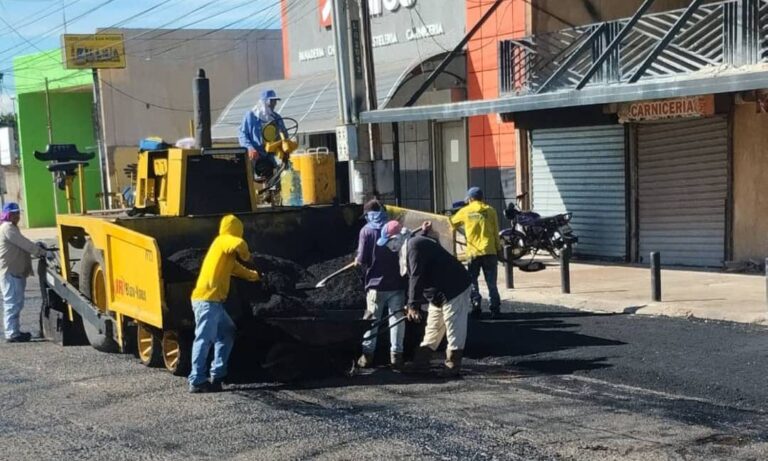 Avanzan trabajos de asfaltado en calle 96A de la parroquia Francisco Eugenio Bustamante