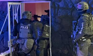 Detienen a cerca de 50 migrantes “muchos vinculados al Tren de Aragua” en Denver