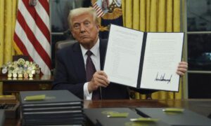 Trump ordena recluir a mujeres transgénero en prisiones para hombres