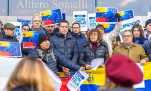 El PP español se concentra con venezolanos frente a Eurocámara en apoyo de González Urrutia