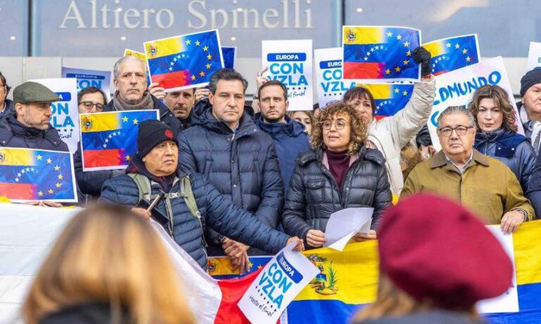 El PP español se concentra con venezolanos frente a Eurocámara en apoyo de González Urrutia