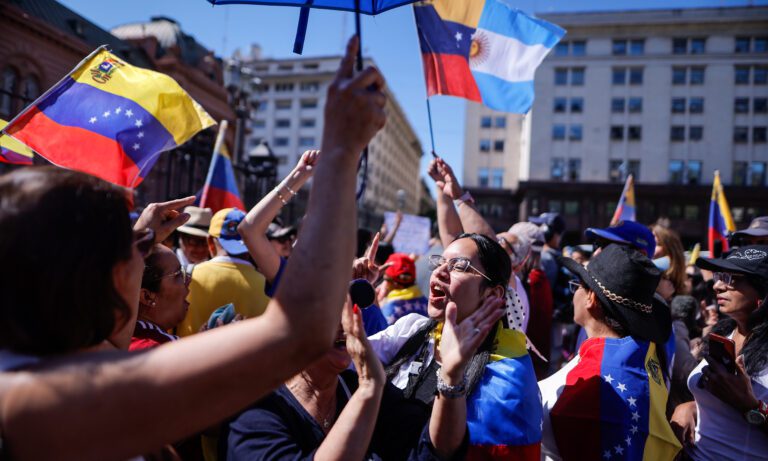 Machado pide a los venezolanos en Argentina acompañar a González Urrutia