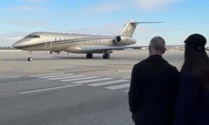 Gianluca Vacchi impresiona a su esposa con su nuevo avión privado