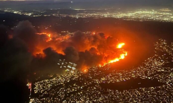 Vista aérea incendio en Los Angeles California