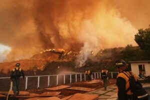 Aumenta a 24 la cifra de muertos por incendios en Los Ángeles