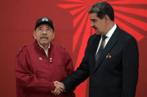 Daniel Ortega asiste a la juramentación de Nicolás Maduro
