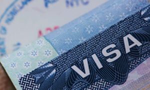 EE. UU. cerraría sección de visas en Colombia tras rechazo de Petro a vuelos con deportados