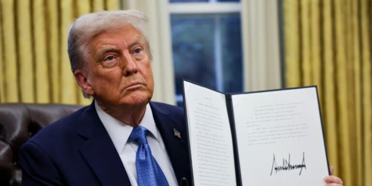 Trump firma decreto con sanciones contra la Corte Penal Internacional