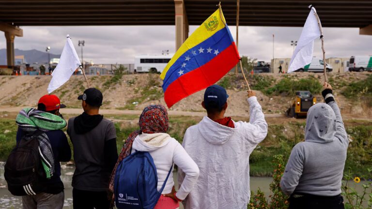 Advierten que venezolanos en EE. UU. no pueden regresar por “represión política”