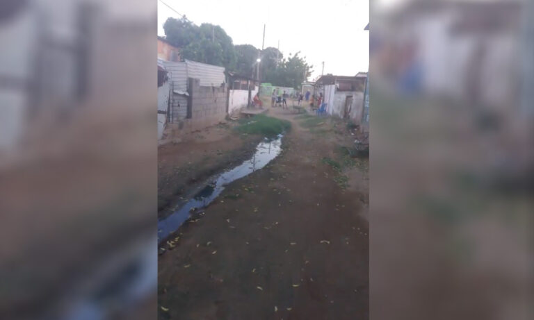 Denuncian colapso de aguas servidas en la calle 16 con avenida 65 del barrio Bolívar