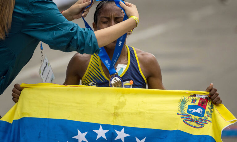 La venezolana Magaly García y el brasileño Johnatas Cruz ganan el Maratón CAF 2025