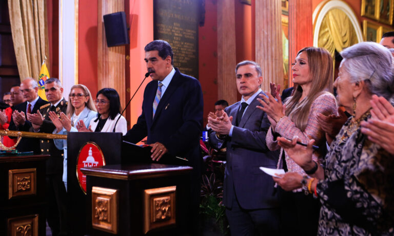 Maduro da 90 días para elaborar proyecto definitivo de reforma constitucional