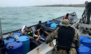 Muere niña venezolana y rescatan a 20 personas tras naufragio en el Caribe de Panamá