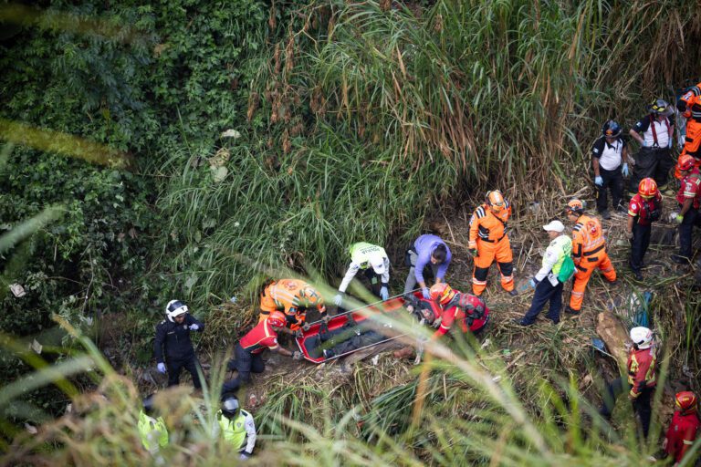 Suben a más de 40 los muertos en accidente de bus que cayó de un puente en Guatemala