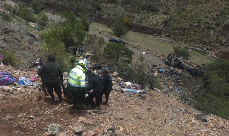 Al menos 28 fallecidos y 20 heridos tras caer autobús en barranco de Bolivia