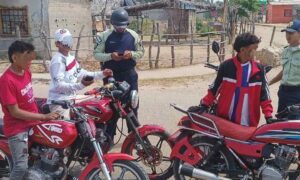 Contrarrestan motopiruetas y menores al volante en Paraguaipoa