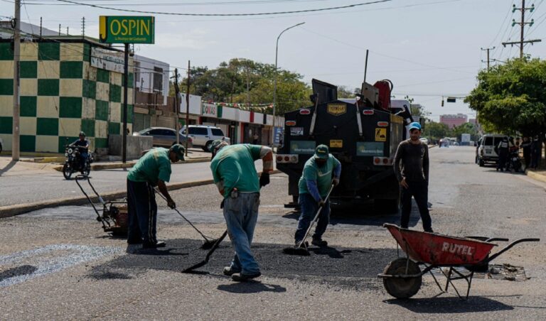 Plan Rápido de Bacheo en la avenida Guajira beneficia a más de 15 rutas