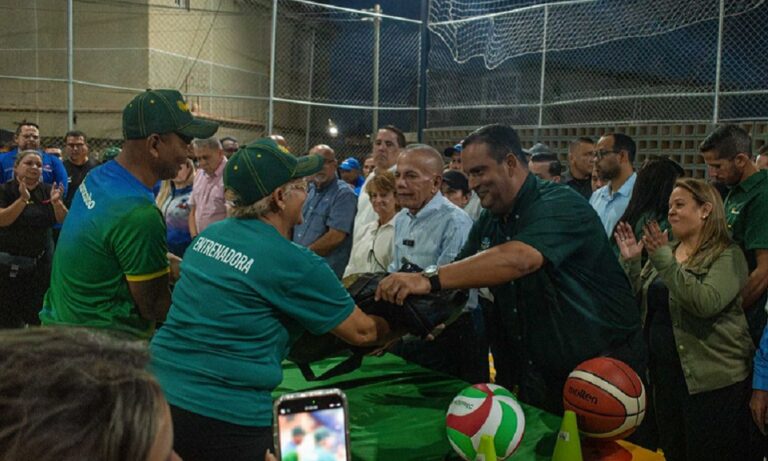 Alcaldía entrega proyecto de vialidad y recupera cancha en el sector Buena Vista