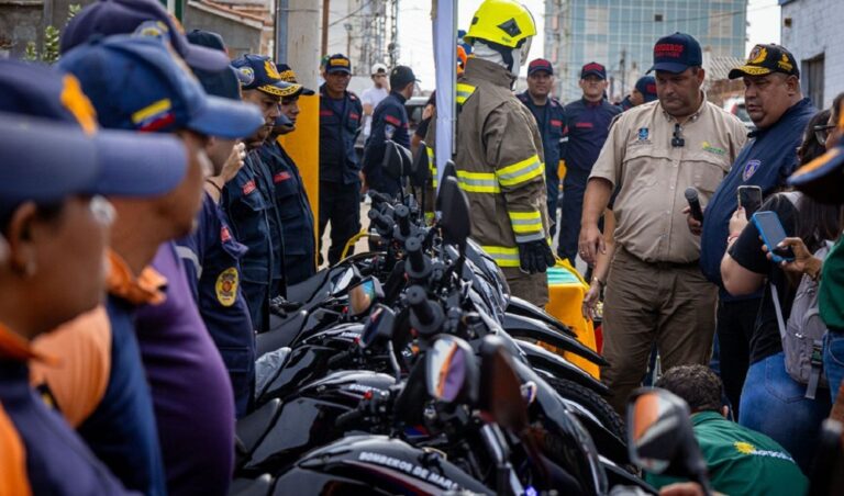 Alcaldía dota de motos y equipos a Bomberos y PC de Maracaibo