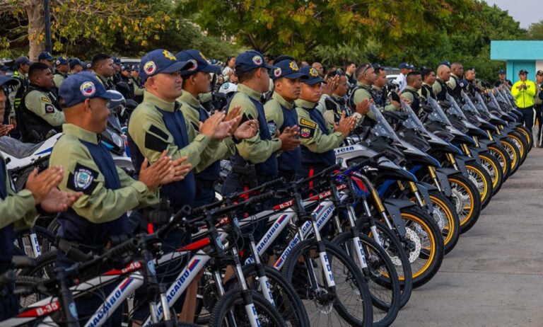 Alcaldía dota a Polimaracaibo 20 motos, 560 uniformes y equipamiento operacional