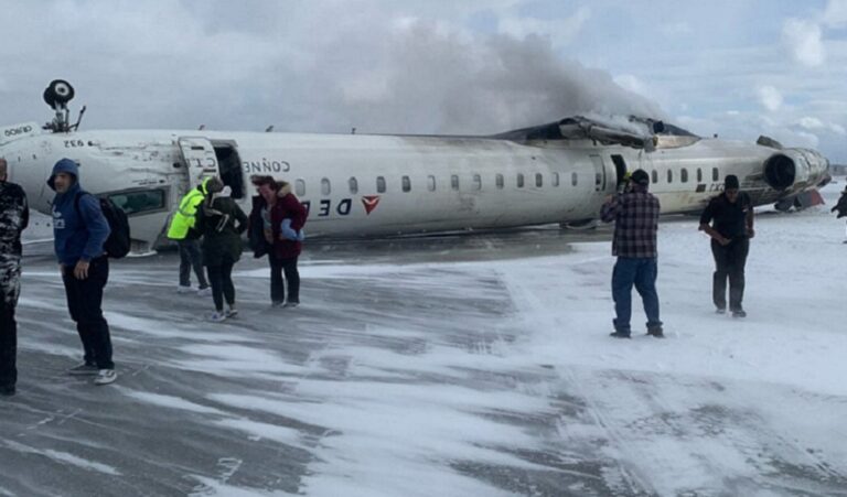 Al menos 15 heridos deja aparatoso vuelco de avión en Canadá