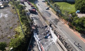 Dos muertos tras caer avioneta en avenida de Sao Paulo