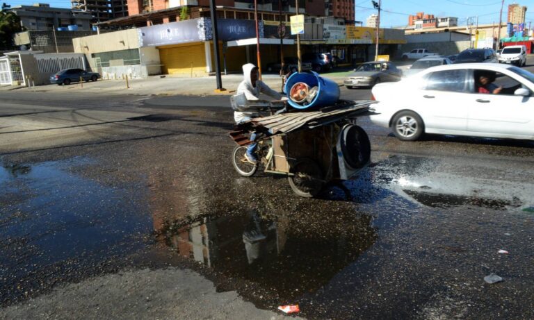 En el sector Tierra Negra padecen botes de aguas blancas desde hace un año