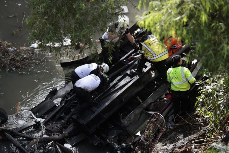 Aumentan a 51 los muertos en accidente de un autobús en Guatemala