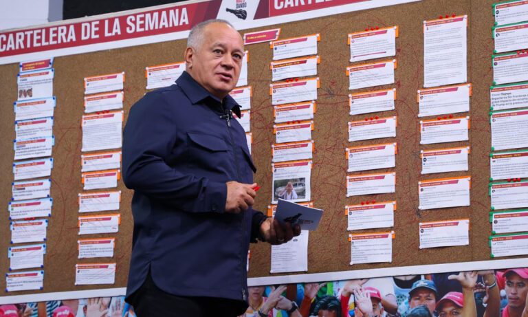 Cabello señala al alcalde de Colón por “venta de armas a paramilitares”