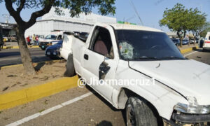 Camioneta arrolla a joven en la Circunvalación 1