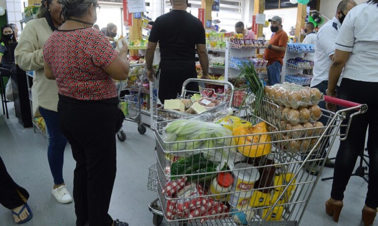  Canasta alimentaria de Maracaibo aumenta 11,43 % en enero  El costo de la canasta alcanzó los 489 dólares el pasado mes, reportó este miércoles la Cámara de Comercio