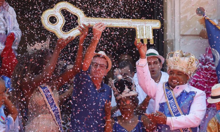 El Rey Momo abre la fiesta del Carnaval de Río de Janeiro