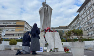 El Papa experimenta “una leve mejoría” en el hospital y retoma actividades laborales