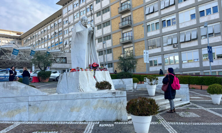 El Papa sigue estable mientras feligreses rezan a las afueras del hospital