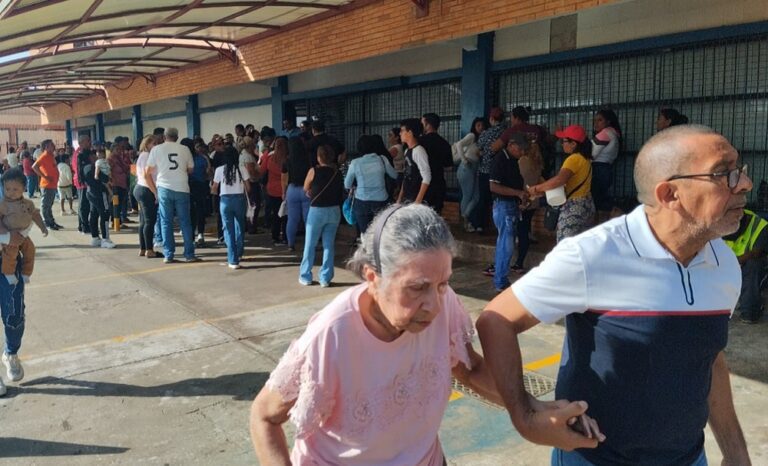 Se registran largas colas en jornada masiva de cedulación en el Saime de Valle Frío