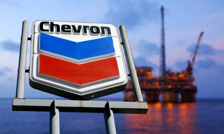 Chevron “considera las implicaciones” tras revocación de las licencias petroleras en el país