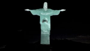 El Cristo Redentor de Río de Janeiro envía un mensaje de “fuerza” al papa Francisco